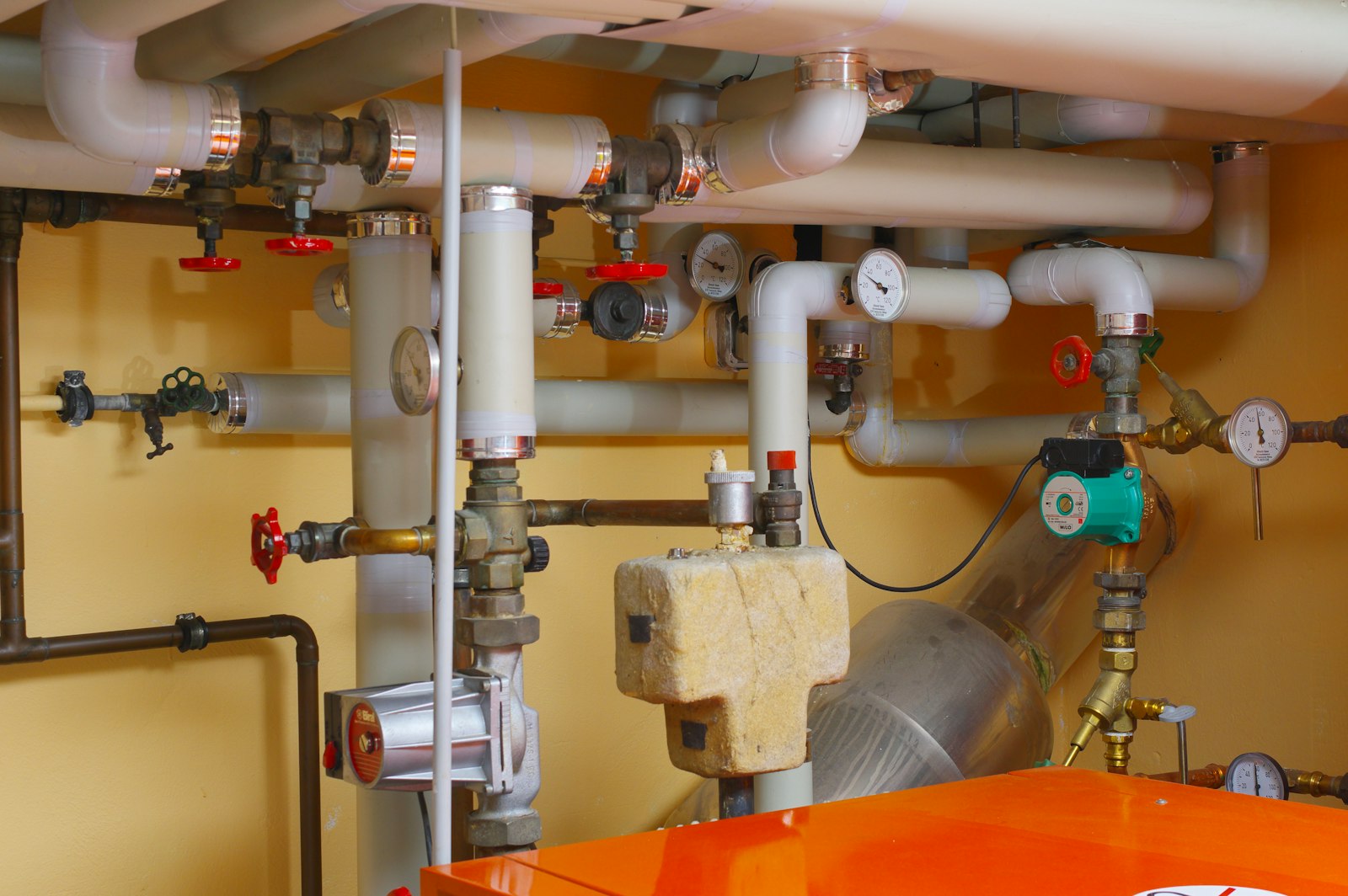 Technikraum mit Leitungen, Ventilen und Pumpen